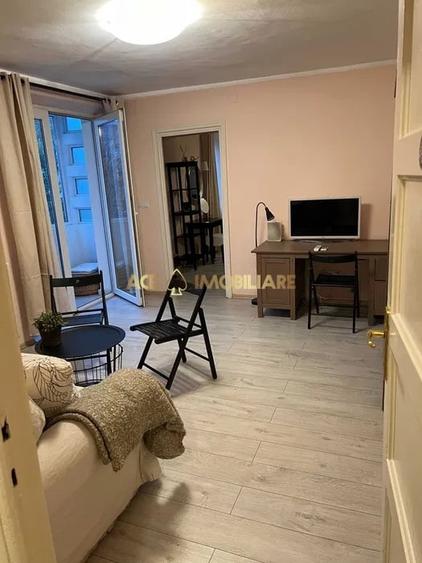 Apartament cu 2 camere decomandat, mobilat în P-ța Romană