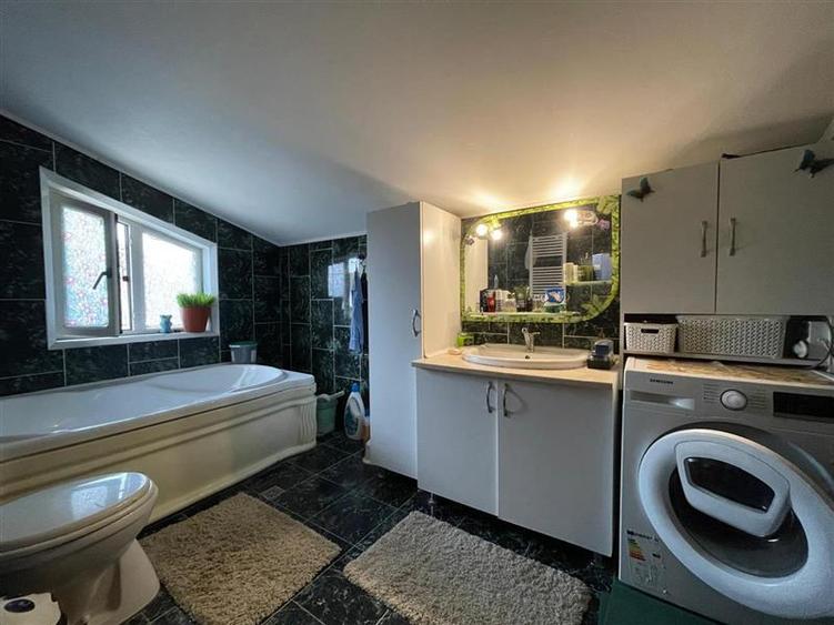 Casă individuală cu 5 camere cu Canalizare în Central