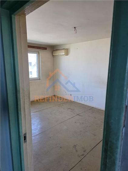 Apartament cu 3 camere semidecomandat în Câmpia Libertății
