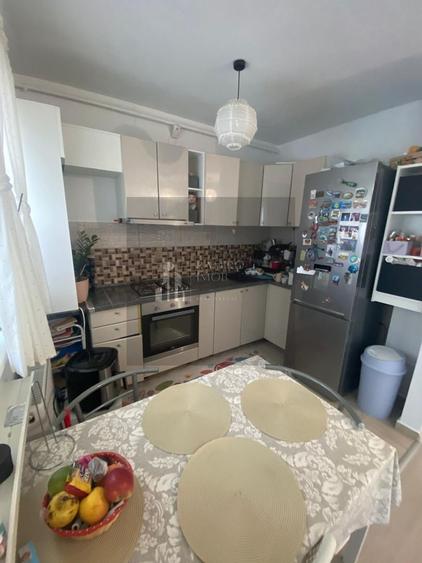 Apartament cu 3 camere semidecomandat, mobilat în Metalurgiei