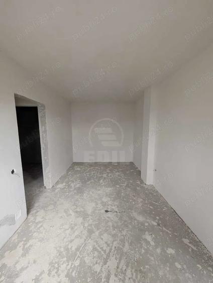 Apartament cu 3 camere semidecomandat în Florești