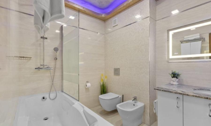 Apartament cu 4 camere decomandat în Tractorul