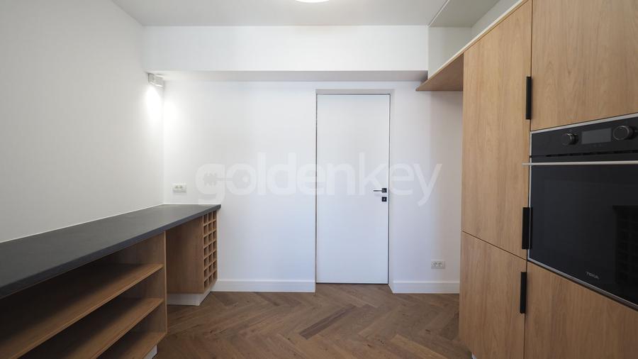 Apartament cu 4 camere semidecomandat în Băneasa