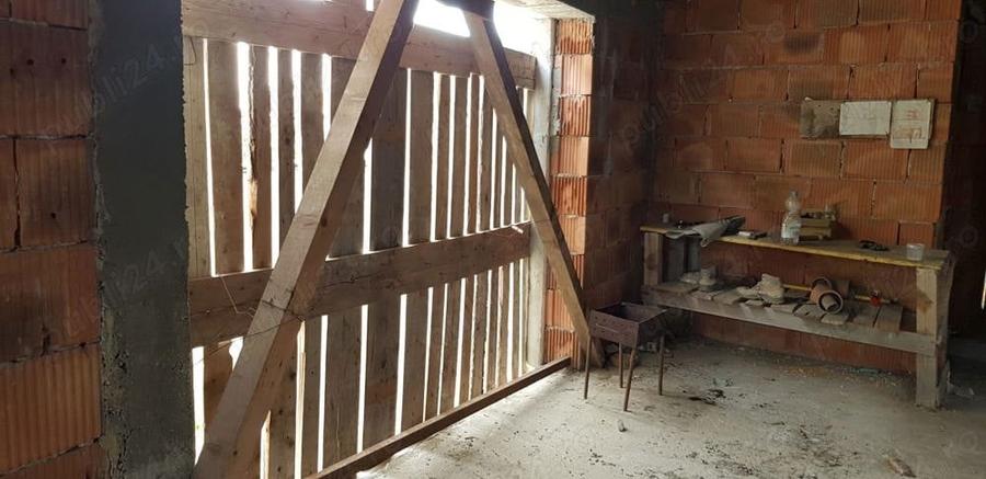 Casă cu 4 camere cu Teren 375 Mp în Cazasu