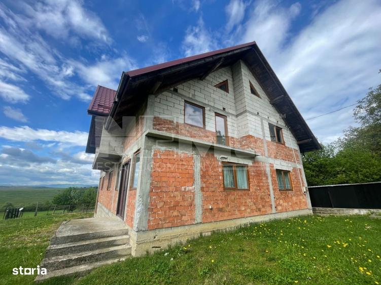 Casă cu 4 camere cu Canalizare în Burla