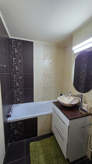 Apartament cu 3 camere decomandat în Bârzești