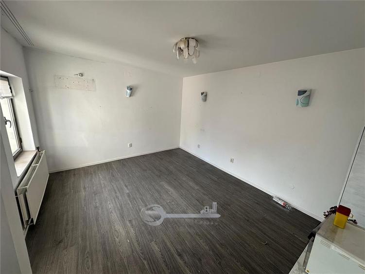 Casă cu 11 camere cu Teren 512 Mp în Târgu Cucu
