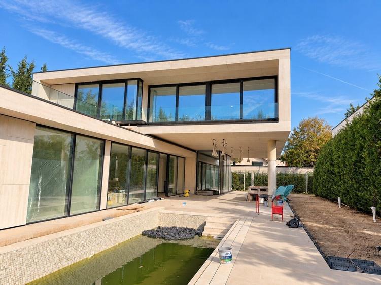 Casă individuală cu 7 camere cu Piscina în Iancu Nicolae