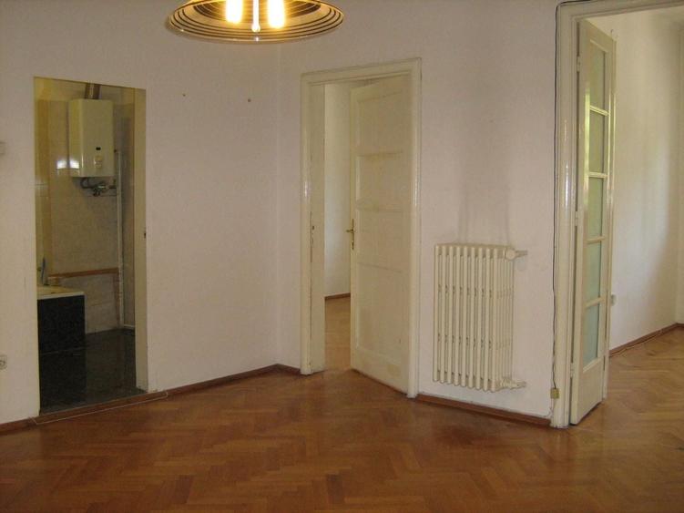 Apartament cu 5 camere semidecomandat în Capitale