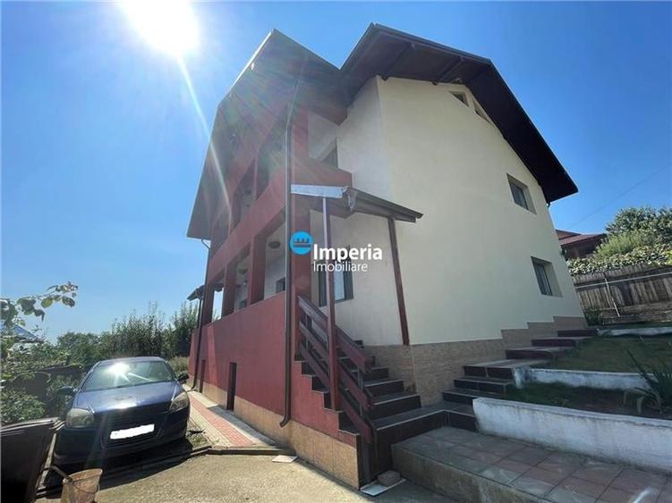 Casă individuală cu 7 camere cu Canalizare în Rediu