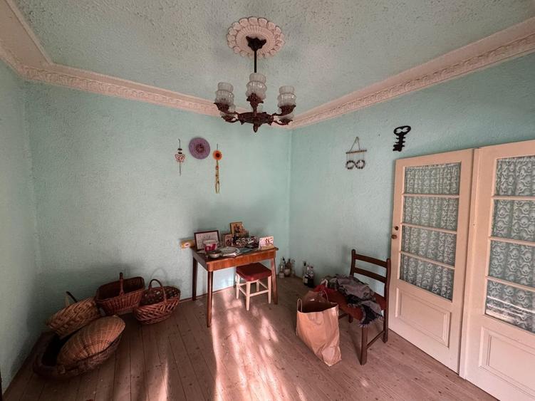 Casă cu 4 camere cu Teren 2224 Mp în Central