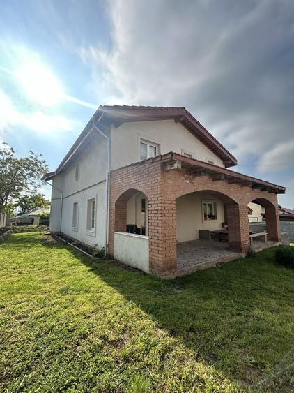 Casă cu 4 camere în Lețcani