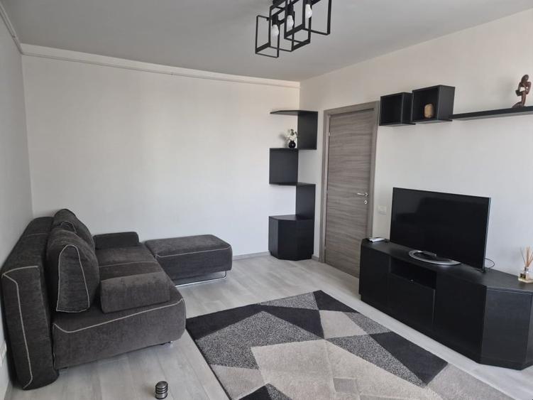 Apartament cu 2 camere semidecomandat, mobilat în 1 Mai