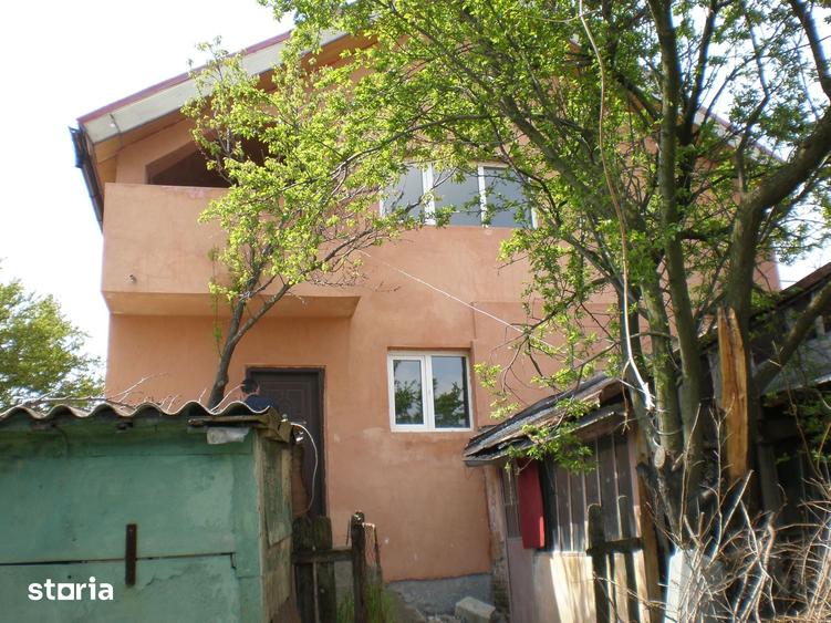 Casă cu 5 camere decomandat cu Teren 1250 Mp în Central