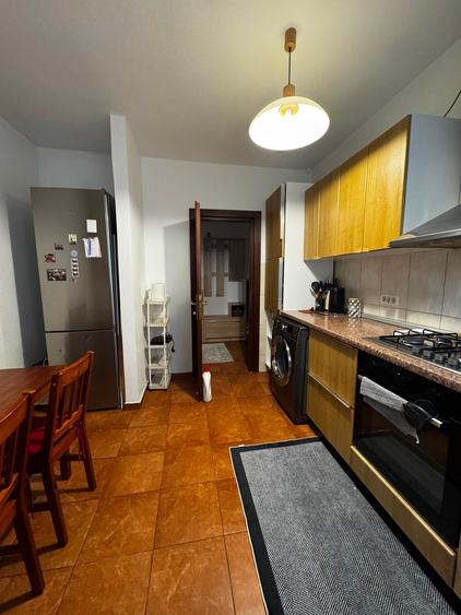 Apartament cu 4 camere semidecomandat în Tătărași