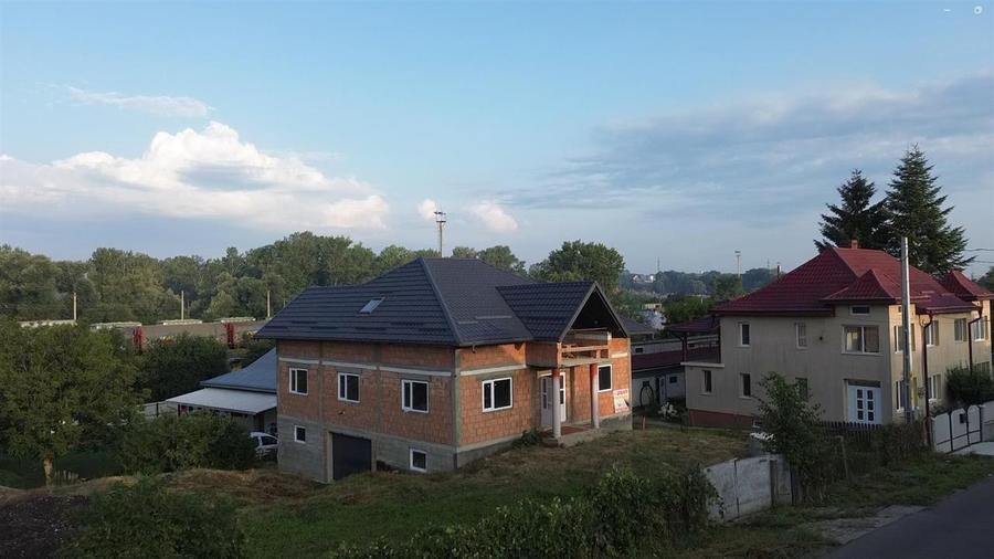 Casă individuală cu 7 camere cu Canalizare în Dornești