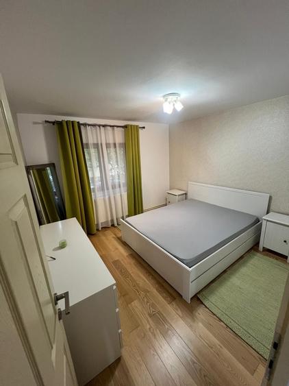 Apartament cu 3 camere decomandat în Liliacului