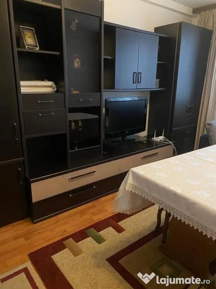 Apartament cu 3 camere semidecomandat în Central