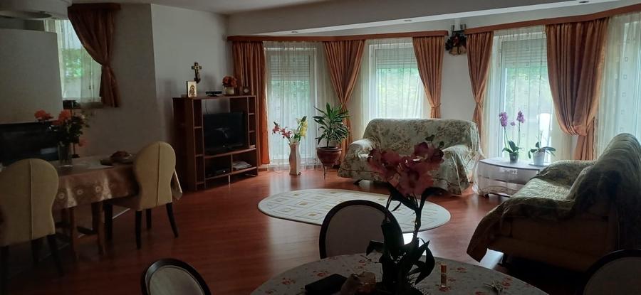Casă individuală cu 5 camere cu Canalizare în Roșu