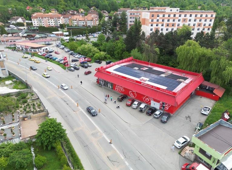 Spațiu comercial, de 841 mp, în Petros