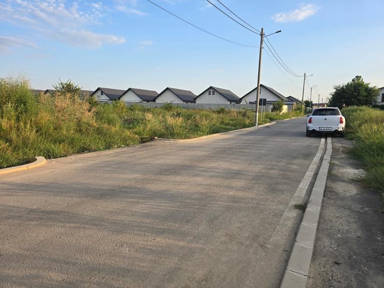 Teren Construcții intravilan de 400 mp, în Est