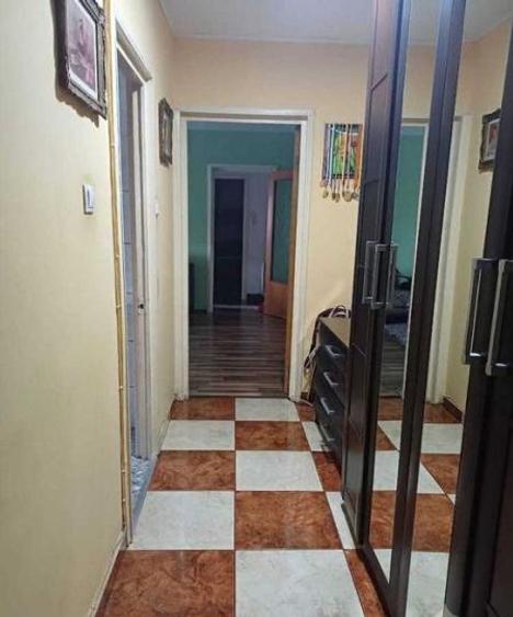 Apartament cu 3 camere semidecomandat în Berceni