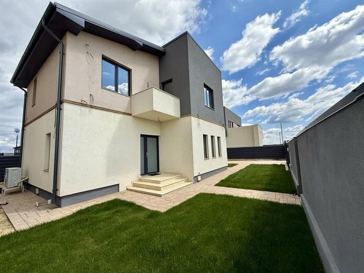 Casă individuală cu 4 camere cu Teren 330 Mp în Sud-Est