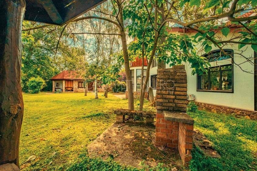 Casă individuală cu 7 camere cu Teren 4000 Mp în Izvorani