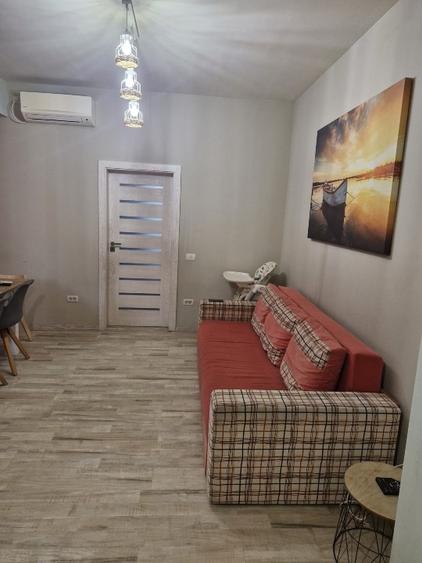 Apartament cu 3 camere semidecomandat, mobilat în Central