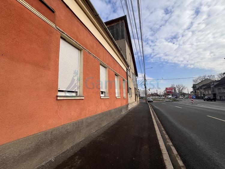 Casă individuală cu 10 camere cu Canalizare în Ultracentral