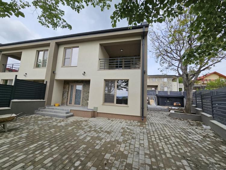 Duplex cu 4 camere cu Canalizare în Bucium