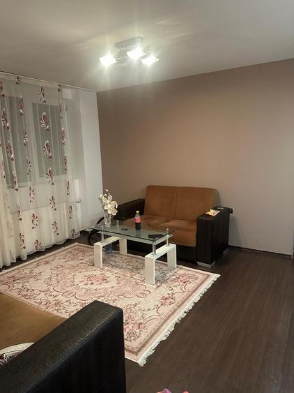 Apartament cu 3 camere decomandat în Sud