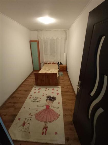 Apartament cu 4 camere semidecomandat, mobilat în Podu Roș