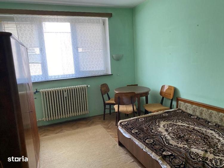 Apartament cu 3 camere semidecomandat în Calea București