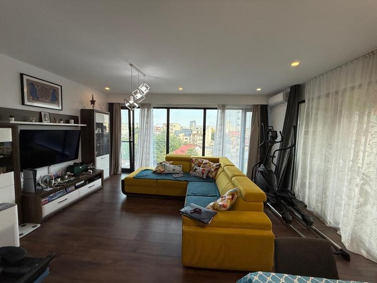 Apartament cu 3 camere decomandat în P-ța Victoriei