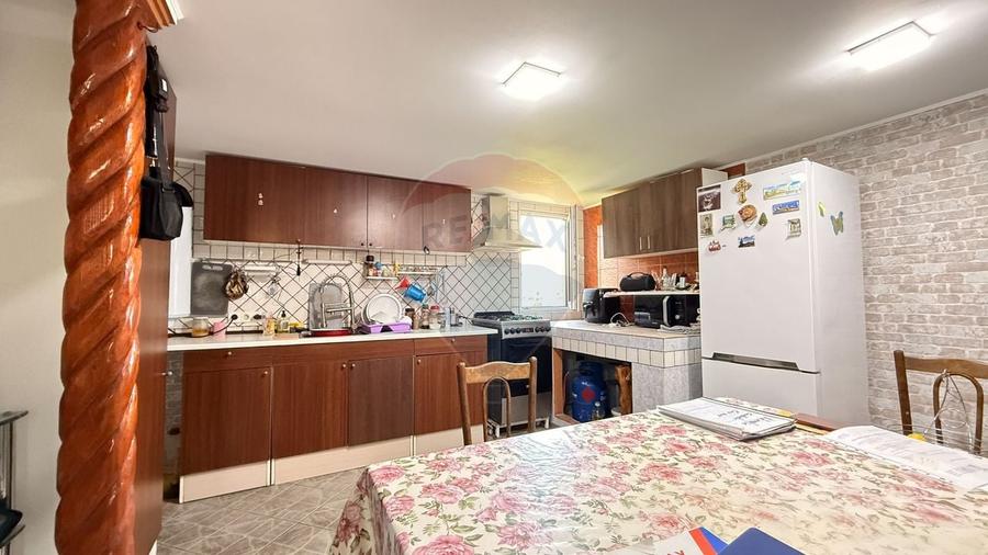 Casă cu 7 camere cu Teren 1592 Mp în Bălteni