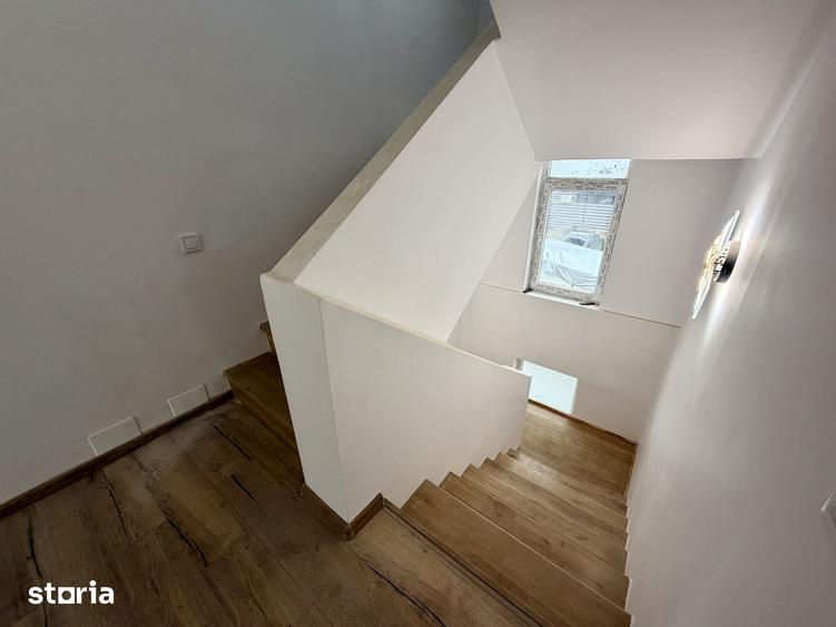 Casă cu 8 camere cu Teren 495 Mp în Glina
