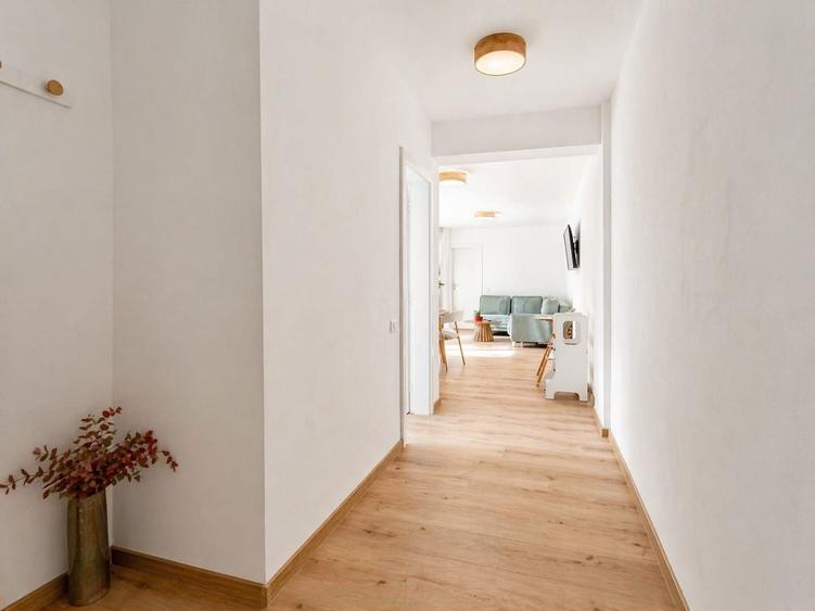 Apartament cu 3 camere semidecomandat, mobilat în Borhanci