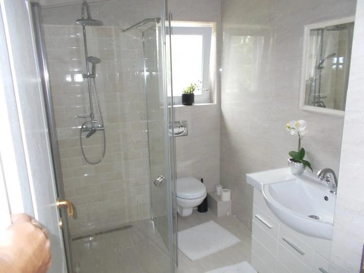 Casă cu 4 camere cu Teren 1190 Mp în Parța
