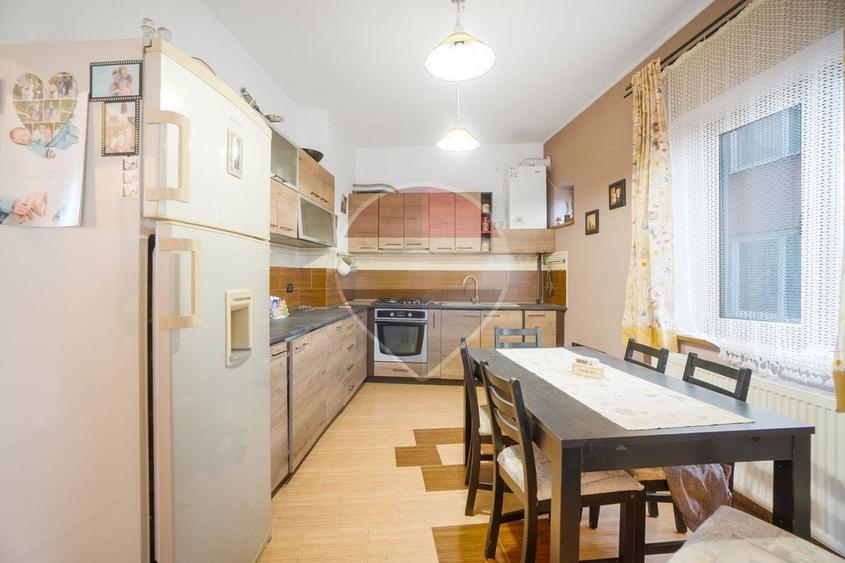 Casă individuală cu 8 camere cu Teren 179 Mp în Craiter