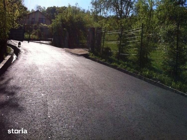 Teren de 4900 mp, în Poiana
