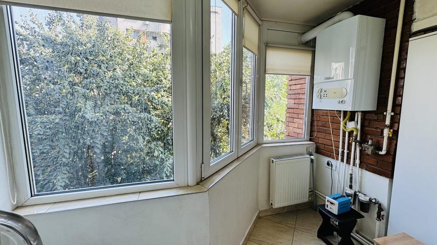 Apartament cu 3 camere semidecomandat, mobilat în Tineretului