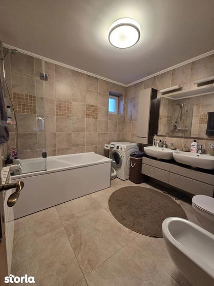 Apartament cu 5 camere decomandat în Buzaului