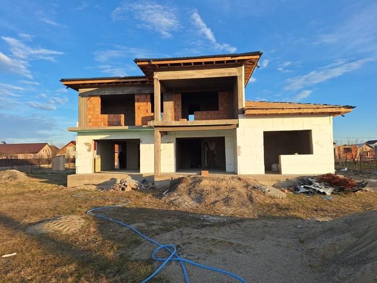 Casă cu 4 camere în Spătaru