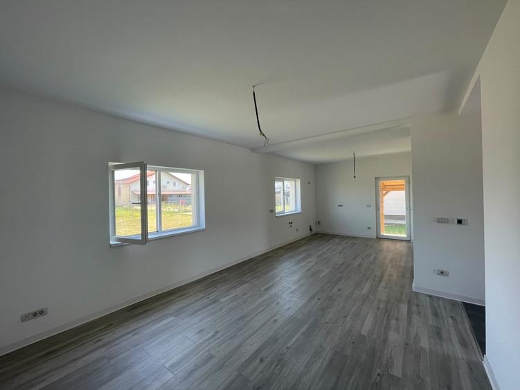 Casă individuală cu 5 camere cu Teren 600 Mp în Moșnița Nouă