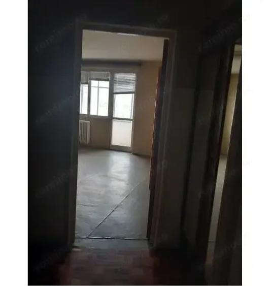 Apartament cu 3 camere semidecomandat în Tineretului