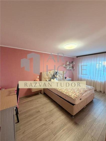 Casă individuală cu 5 camere cu Canalizare în Central
