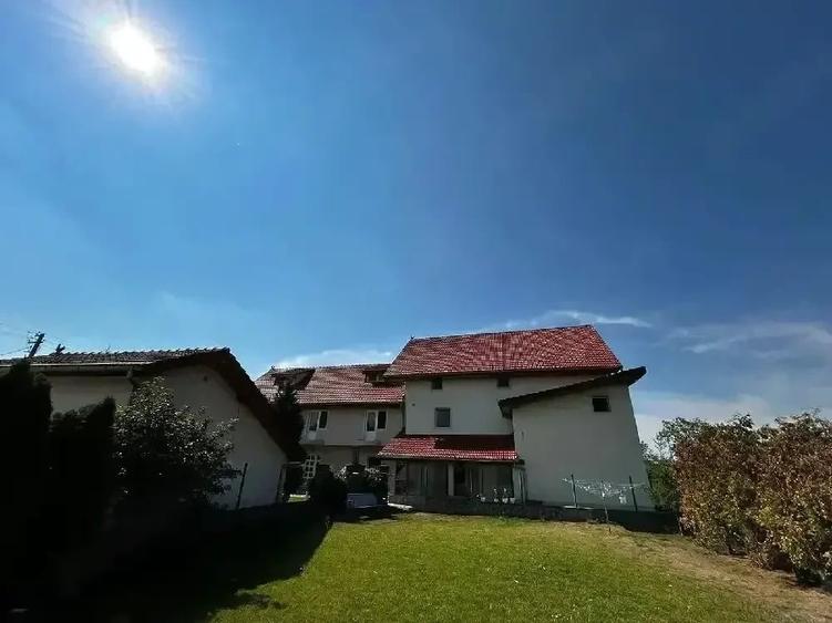 Casă cu 12 camere cu Teren 770 Mp în Central