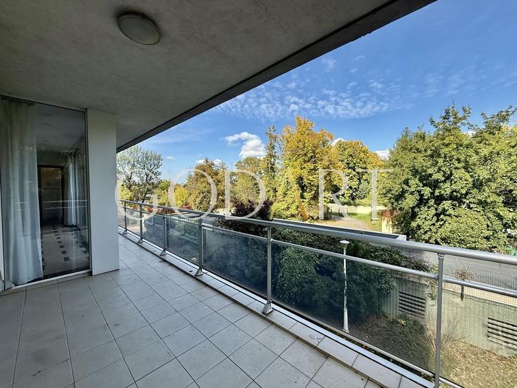 Apartament cu 5 camere semidecomandat în Primăverii
