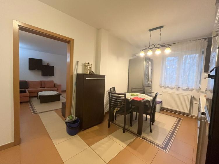 Apartament cu 4 camere decomandat, mobilat în Central